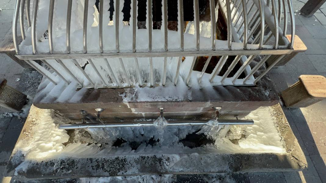 Burası Sibirya değil Erzurum! Eksi 25’i gördü, şadırvanlar buzdan şelaleye döndü - Resim: 8